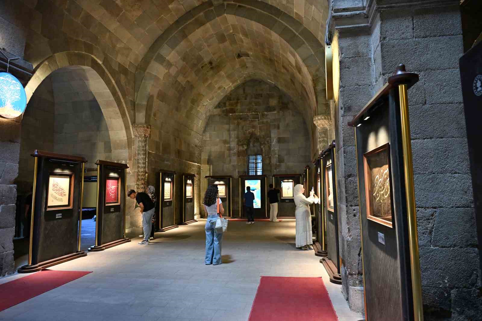KÜLTÜR VE TURİZM BAKANLIĞI TARAFINDAN DÜZENLENEN ERZURUM KÜLTÜR YOLU FESTİVALİ, GELENEKSEL SANATLARDAN ÇOCUK ETKİNLİKLERİNE, SERGİLERDEN SİNEMA GÖSTERİMLERİNE UZANAN PROGRAMIYLA DEVAM ETTİ.