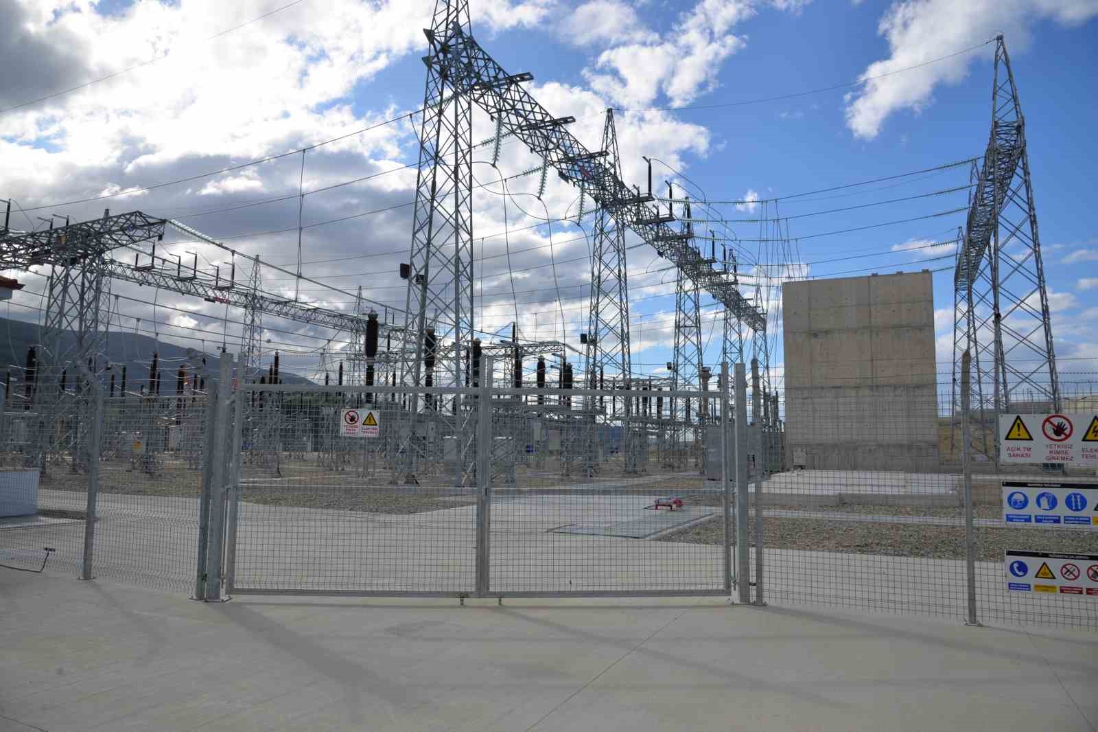 TÜRKELİ’DE TRANSFORMATÖR MERKEZİ HİZMETE AÇILDI SİNOP'UN TÜRKELİ İLÇESİNİN ELEKTRİK ALTYAPISINI GÜÇLENDİRECEK TÜRKELİ TRANSFORMATÖR MERKEZİ, DÜZENLENEN TÖRENLE HİZMETE AÇILDI. YAKLAŞIK 250 MİLYON LİRALIK YATIRIMLA HAYATA GEÇİRİLEN MERKEZLE BİRLİKTE İLÇENİN ELEKTRİĞİ DOĞRUDAN TÜRKELİ’DEKİ TRAFO MERKEZİNDEN SAĞLANACAK.