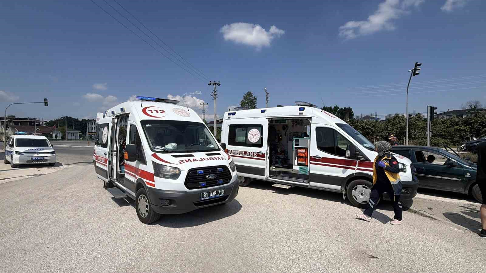 DÜZCE’DE KIRMIZI IŞIKTA ANİDEN ŞERİT DEĞİŞTİREN ARACA ARKASINDAN GELEN OTOMOBİL ÇARPTI. KAZADA 2 KİŞİ YARALANDI.