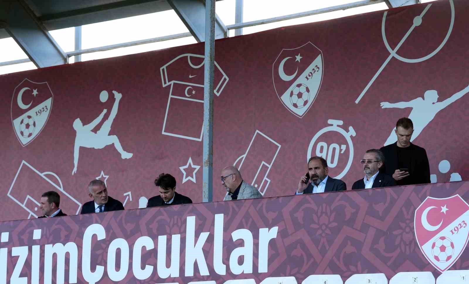 A MİLLİ FUTBOL TAKIMI, UEFA ULUSLAR A LİGİ 1. GRUP'TAKİ 3. MAÇINDA BELÇİKA İLE DEPLASMANDA OYNAYACAĞI KARŞILAŞMANIN HAZIRLIKLARINI YAPTIĞI ANTRENMANLA SÜRDÜRDÜ.