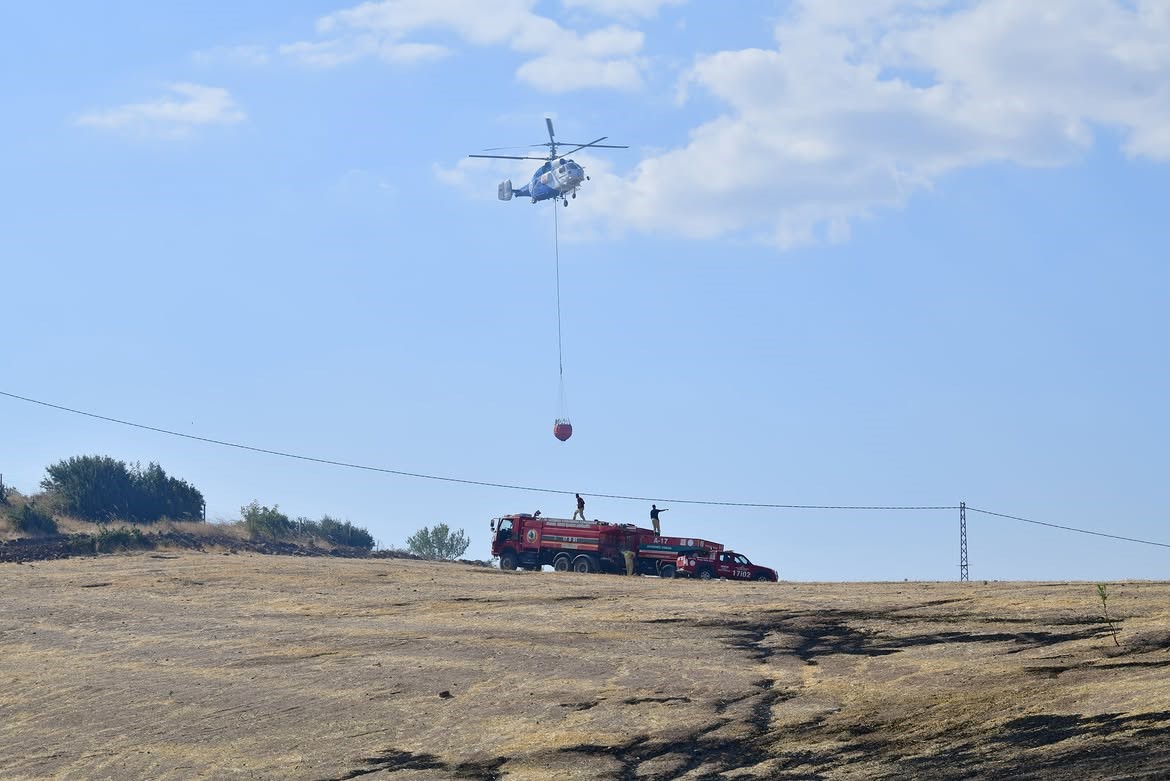 ÇANAKKALE'NİN EZİNE İLÇESİNDE ÇIKAN ORMAN YANGININA ORMAN BÖLGE MÜDÜRLÜĞÜ EKİPLERİNİN HAVADAN VE KARADAN MÜDAHALESİYLE KONTROL ALTINA ALINDI.
