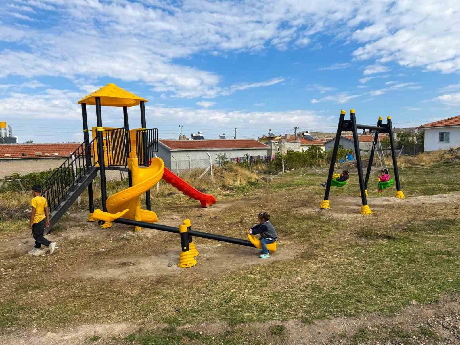 AKSARAY’DA İL ÖZEL İDARESİ TARAFINDAN 13 KÖYE ÇOCUK OYUN PARKI, OTURMA BANKI VE ÇÖP KOVASI YAPILDI.