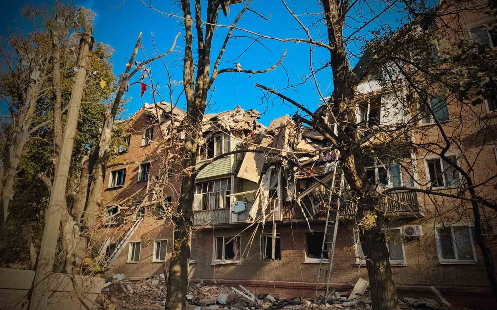 UKRAYNA DEVLET BAŞKANI VLADİMİR ZELENSKİY, "PUTİN'E DOĞUM GÜNÜ HEDİYESİ" İFADELERİNİ KULLANDIĞI AÇIKLAMASINDA, RUSYA'NIN UKRAYNA GENELİNİ 70 FÜZE VE ÇOK SAYIDA İNSANSIZ HAVA ARACI (İHA) İLE HEDEF ALDIĞINI BELİRTEREK, SALDIRILARDA EN AZ 11 KİŞİNİN HAYATINI KAYBETTİĞİNİ AÇIKLADI.