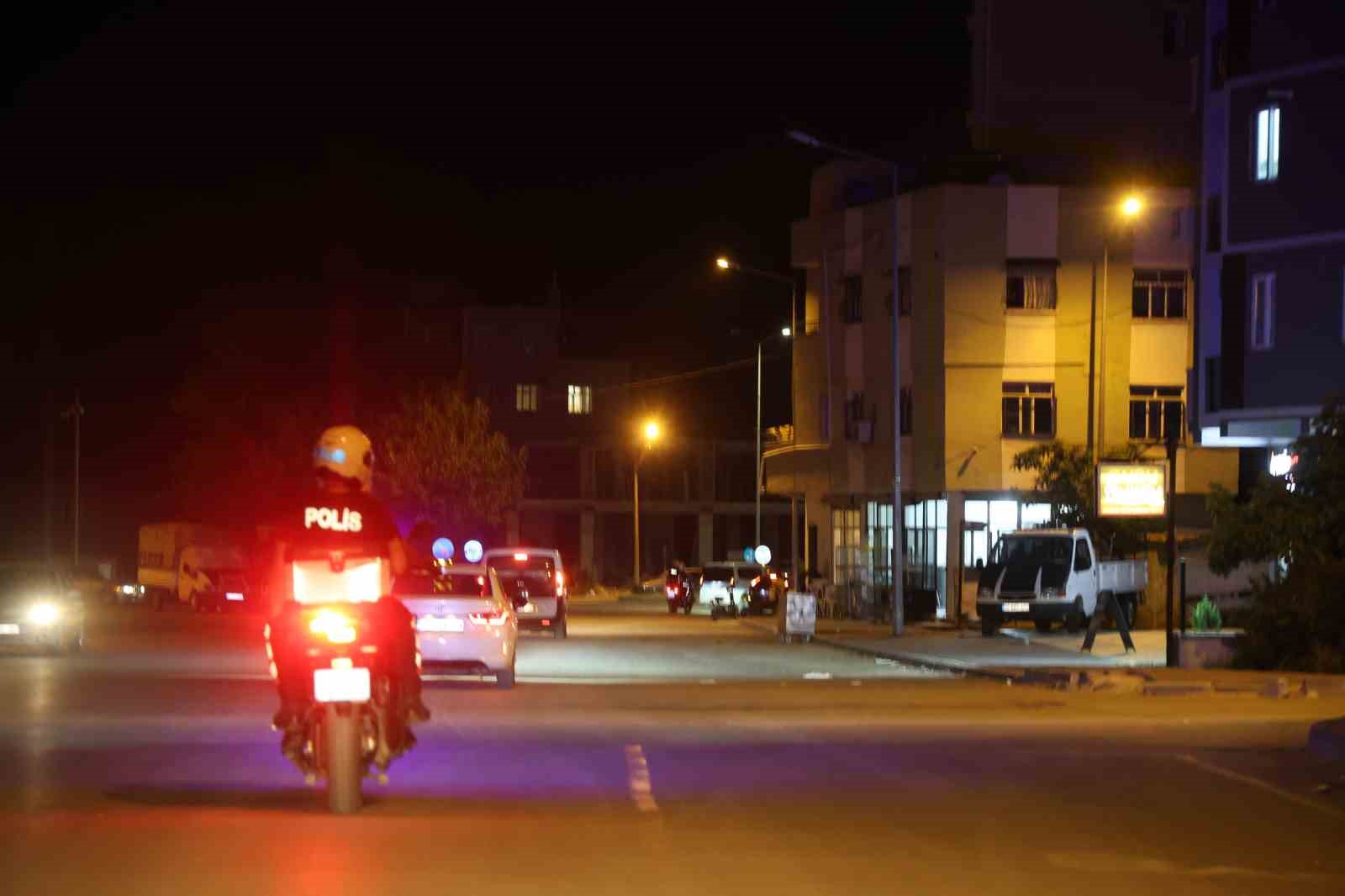 ADANA’NIN KOZAN İLÇESİNDE POLİS EKİPLERİ TARAFINDAN "KOZAN’A GÜVEN" UYGULAMALARI KAPSAMINDA ÖZELLİKLE ÇOCUK PARKLARI, METRUK BİNA VE SOKAKLARDA NARKOTİK DENETİMİ GERÇEKLEŞTİRİLDİ.