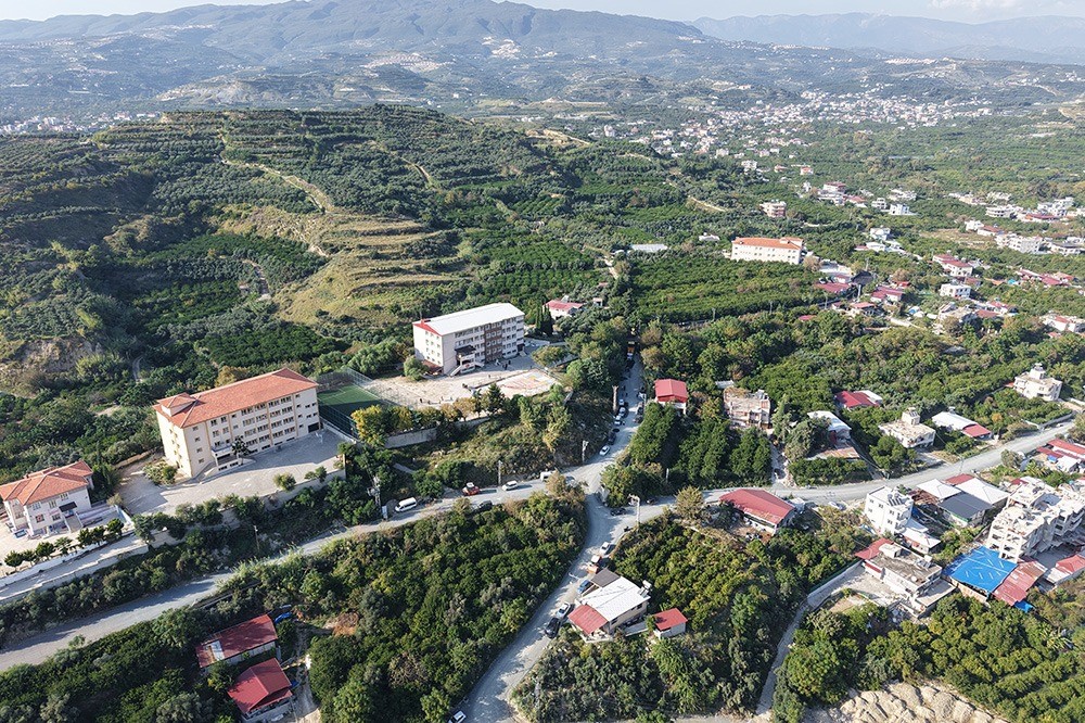 BÖLGEDEKİ ÇALIŞMALARDAN ÖTÜRÜ AK PARTİLİ HATAY BÜYÜKŞEHİR BELEDİYE BAŞKANI’NA TEŞEKKÜR EDEN TÜRKİYE İŞÇİ PARTİ’Lİ SAMANDAĞ BELEDİYE BAŞKANI EMRAH KARAÇAY, "MEHMET ÖNTÜRK BAŞKANIMIZA ÖZELLİKLE TEŞEKKÜR EDİYORUM, 20 YILLIK KRONİK SORUN ALTYAPISI VE KALICI ASFALT YOLUYLA BİRLİKTE ÇÖZÜLMÜŞ OLDU" DEDİ.