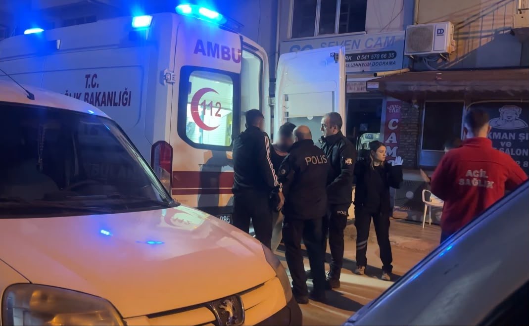 BURDUR'DA EVİNDE DÜŞEREK YARALANAN BİR ŞAHIS(SİYAH ATLETLİ), KENDİSİNE MÜDAHALE ETMEK İSTEYEN SAĞLIK EKİPLERİNE VE AMBULANSA BİNDİRMEYE ÇALIŞAN POLİSLERE ZOR ANLAR YAŞATTI. YARALI ŞAHIS, ARKADAŞLARINA DA "SİZ KİMSİNİZ" DİYEREK TEPKİ GÖSTERDİ.