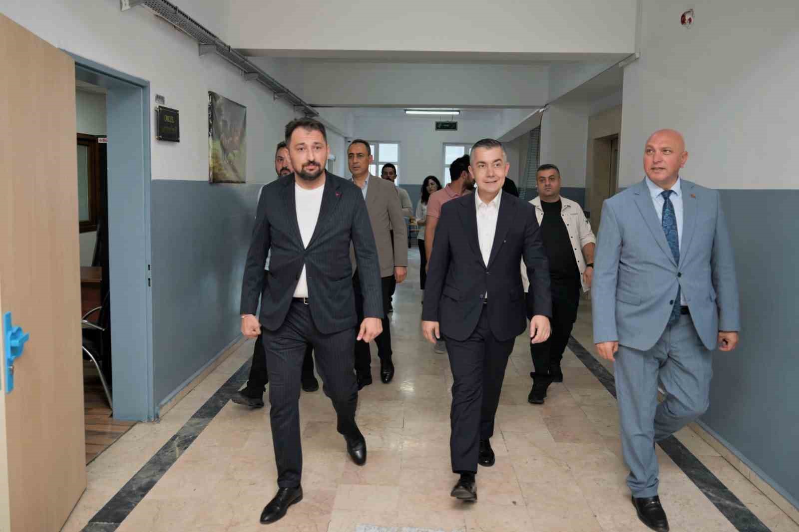 İNCELEMELERİN ARDINDAN AÇIKLAMALARDA BULUNAN BELEDİYE BAŞKAN VEKİLİ CAN AKSOY, ESENYURT’TA ÇOCUKLARIN DAHA GÜZEL, GÜVENLİ VE SAĞLIKLI ORTAMLARDA EĞİTİM ALMASI İÇİN ÇALIŞMALARIN DEVAM ETTİĞİNİ BELİRTTİ