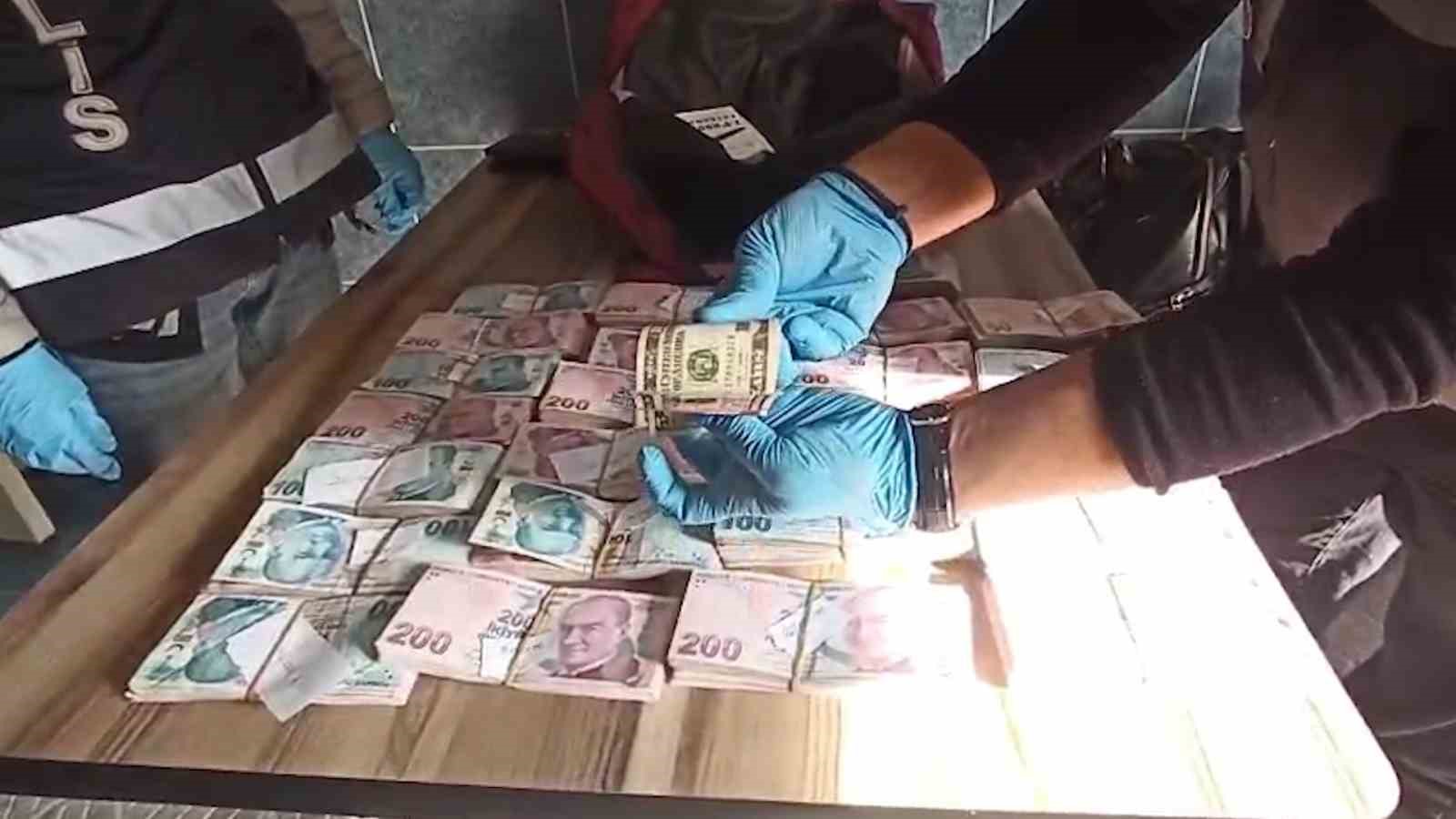BELEDİYE PERSONELİNİN EVİNDEN ÇIKAN PARALARA EL KONULDU