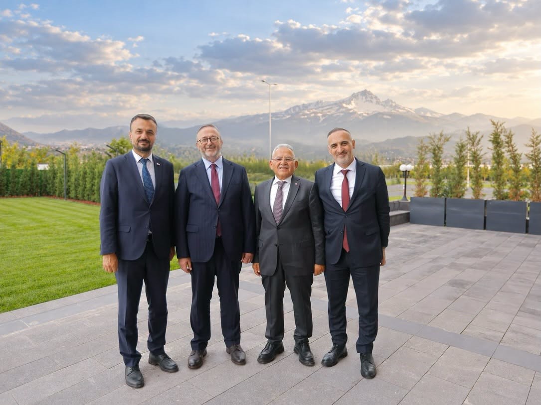 KAYSERİ BÜYÜKŞEHİR BELEDİYE BAŞKANI DR. MEMDUH BÜYÜKKILIÇ, KÜLTÜR VE TURİZM BAKAN YARDIMCISI DR. COŞKUN YILMAZ’I RECEP TAYYİP ERDOĞAN MİLLET BAHÇESİ’NDE AĞIRLADI.