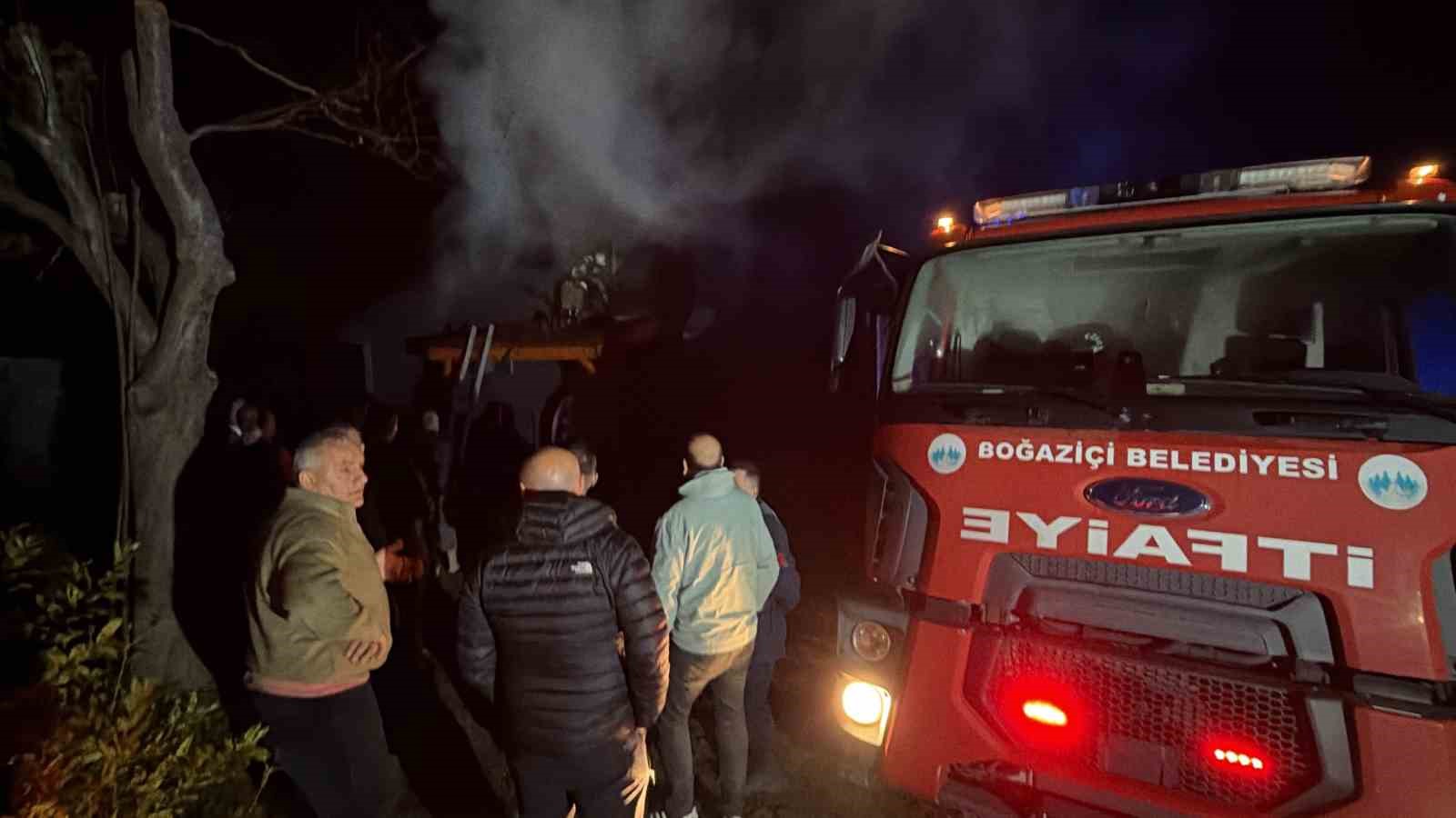 DÜZCE’NİN SUNCUK KÖYÜNDE SEBAHATTİN YEŞİLDAĞ’A AİT İKİ KATLI AHŞAP EVDE ÇIKAN YANGIN, İTFAİYE EKİPLERİNİN MÜDAHALESİYLE BÜYÜMEDEN KONTROL ALTINA ALINARAK SÖNDÜRÜLDÜ.