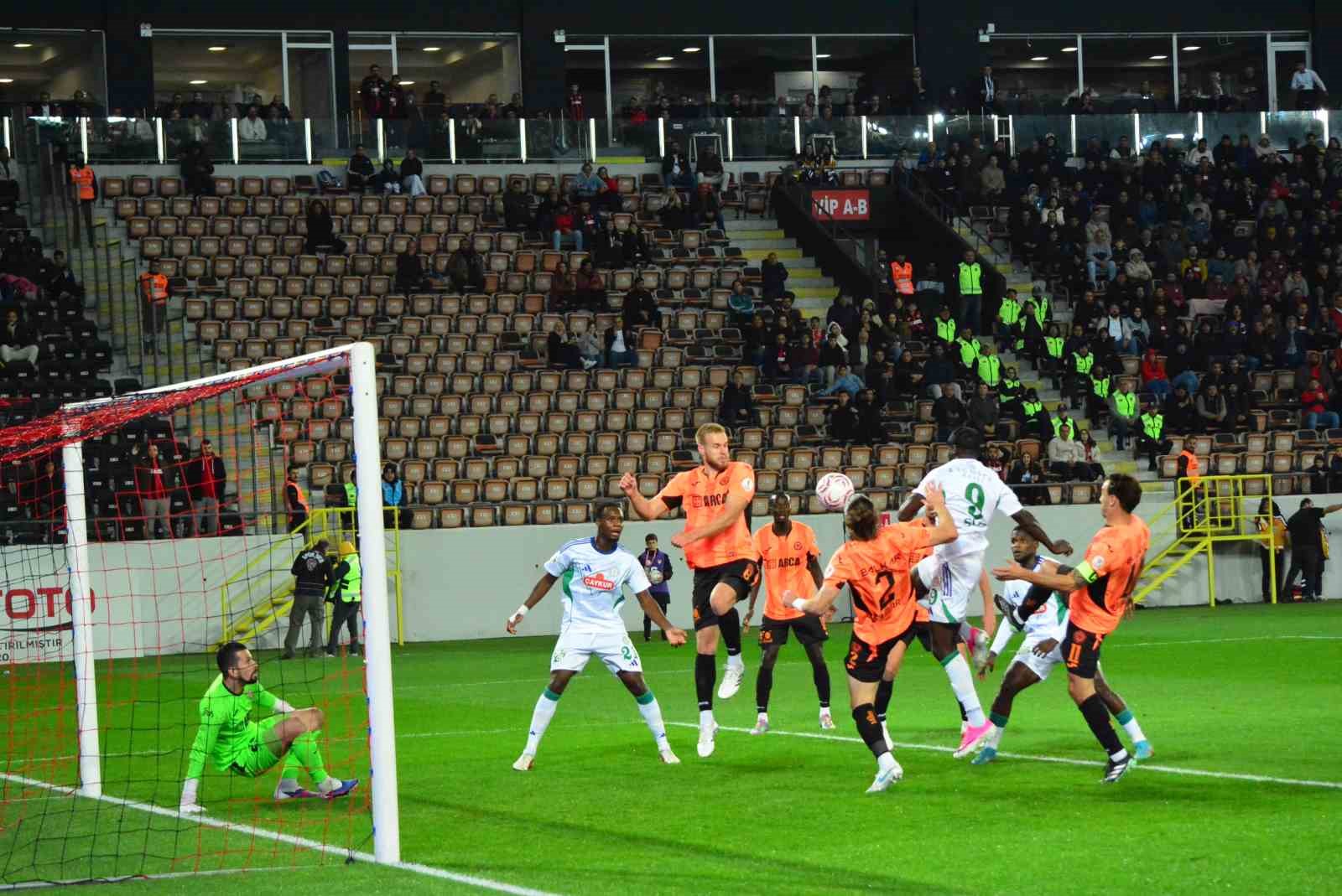 TRENDYOL SÜPER LİG'İN 8. HAFTASINDA ÇORUM FK, ÇAYKUR RİZESPOR’U KONUK EDİYOR. KARŞILAŞMADA 15 DAKİKA GOLSÜZ EŞİTLİKLE GEÇİLDİ.