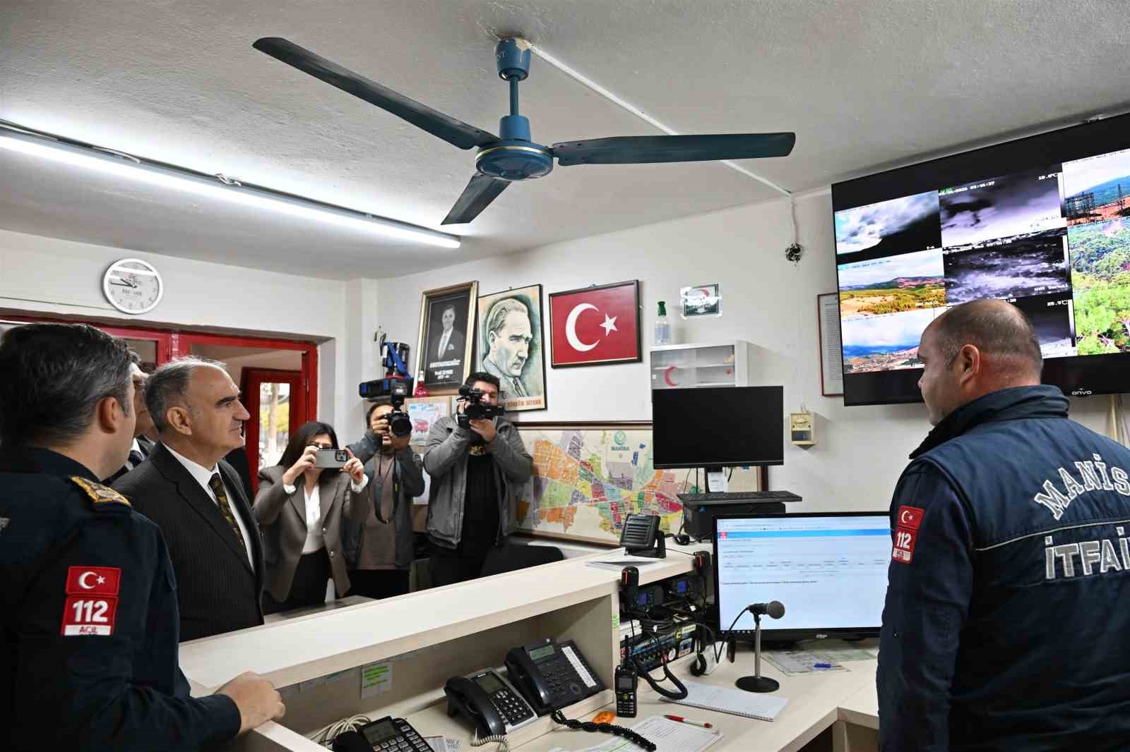 MANİSA VALİSİ VAHDETTİN ÖZKAN, İTFAİYE HAFTASI DOLAYISIYLA MANİSA BÜYÜKŞEHİR BELEDİYESİ İTFAİYE DAİRESİ BAŞKANLIĞINI ZİYARET EDEREK İTFAİYE PERSONELİYLE BİR ARAYA GELDİ. ÖZKAN, 1 HAZİRAN-21 EYLÜL TARİHLERİ ARASINDA MANİSA'DA MEYDANA GELEN 360 YANGININ YÜZDE 80'İNİN ERKEN MÜDAHALEYLE BÜYÜMEDEN SÖNDÜRÜLDÜĞÜNÜ BELİRTEREK, İTFAİYE EKİPLERİNE ÖZVERİLİ ÇALIŞMALARINDAN DOLAYI TEŞEKKÜR ETTİ.