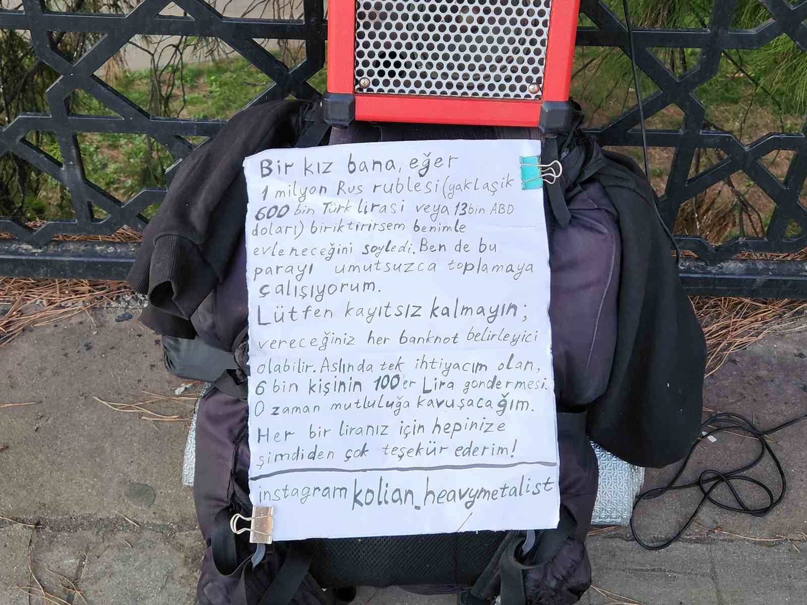 RUSYA VATANDAŞI NİKOLAY GROMKOV (35), AŞIK OLDUĞU KADININ "1 MİLYON RUS RUBLESİ BİRİKTİRİRSEN SENİNLE EVLENİRİM" ŞARTINI YERİNE GETİREBİLMEK İÇİN GÜRCİSTAN’DAN YOLA ÇIKARAK TÜRKİYE’YE GELDİ. ŞEHİR ŞEHİR GEZEREK GİTAR ÇALAN GROMKOV'UN SON DURAĞI SAMSUN’UN ÇARŞAMBA İLÇESİ OLDU.