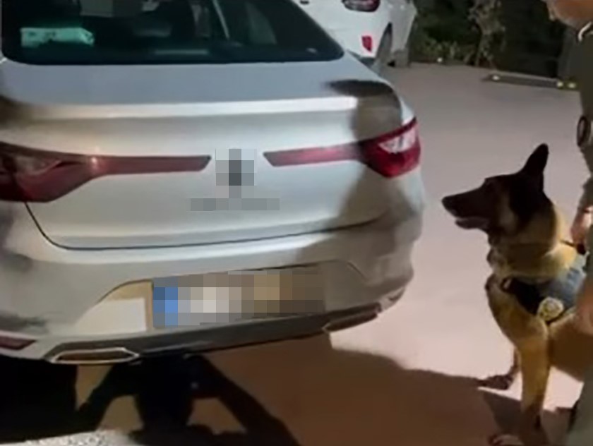 OTOMOBİLİN BAGAJINDAKİ VALİZDEN 8,5 KİLO UYUŞTURUCU ÇIKTI
