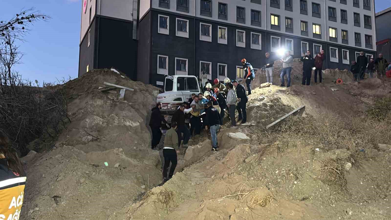 ÇANAKKALE ÇANAKKALE ONSEKİZ MART ÜNİVERSİTESİ (ÇOMÜ) TERZİOĞLU YERLEŞKEDİ İÇİNDE YAPIMI DEVAM EDEN ÖĞRENCİ YURDU İNŞAATINDA ÇALIŞAN İRAN UYRUKLU 2 İŞÇİ MEYDANA GELEN TOPRAK KAYMASI SONUCU TOPRAK ALTINDA KALDI. AFAD EKİPLERİNİN YOĞUN MÜDAHALESİ SONUCU 2 İŞÇİ SAĞ ŞEKİLDE KURTARILDI.