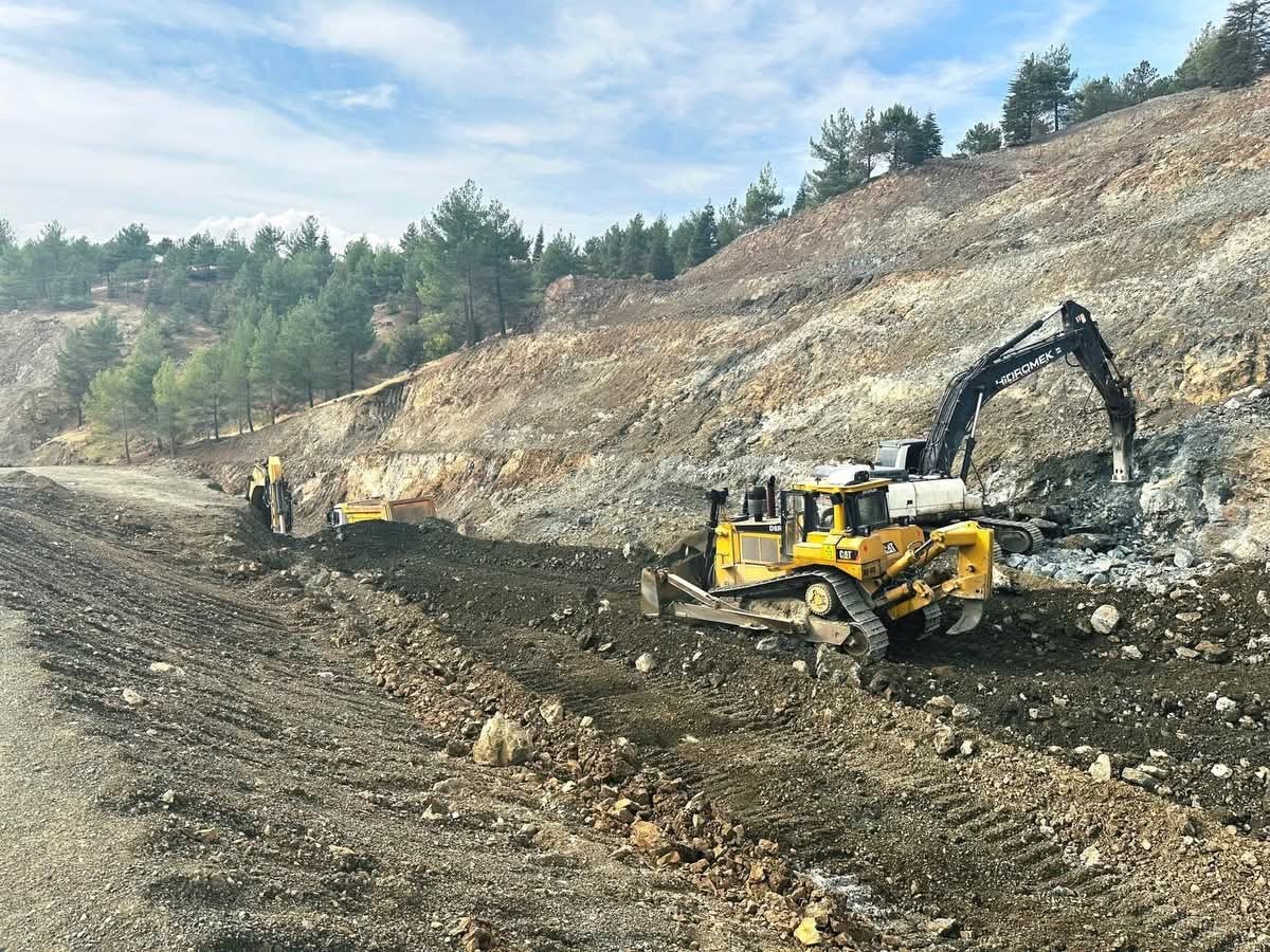 ADIYAMAN’IN SİNCİK KAYMAKAMI FATİH YILDIZ, SİNCİK-KAHTA KARAYOLUNDA SÜRDÜRÜLEN YOL YAPIM ÇALIŞMALARINI İNCELEYEREK ÇALIŞMALARIN KIŞ MEVSİMİ ÖNCESİNDE İLERLETİLMESİ GEREKTİĞİNİ BELİRTTİ.