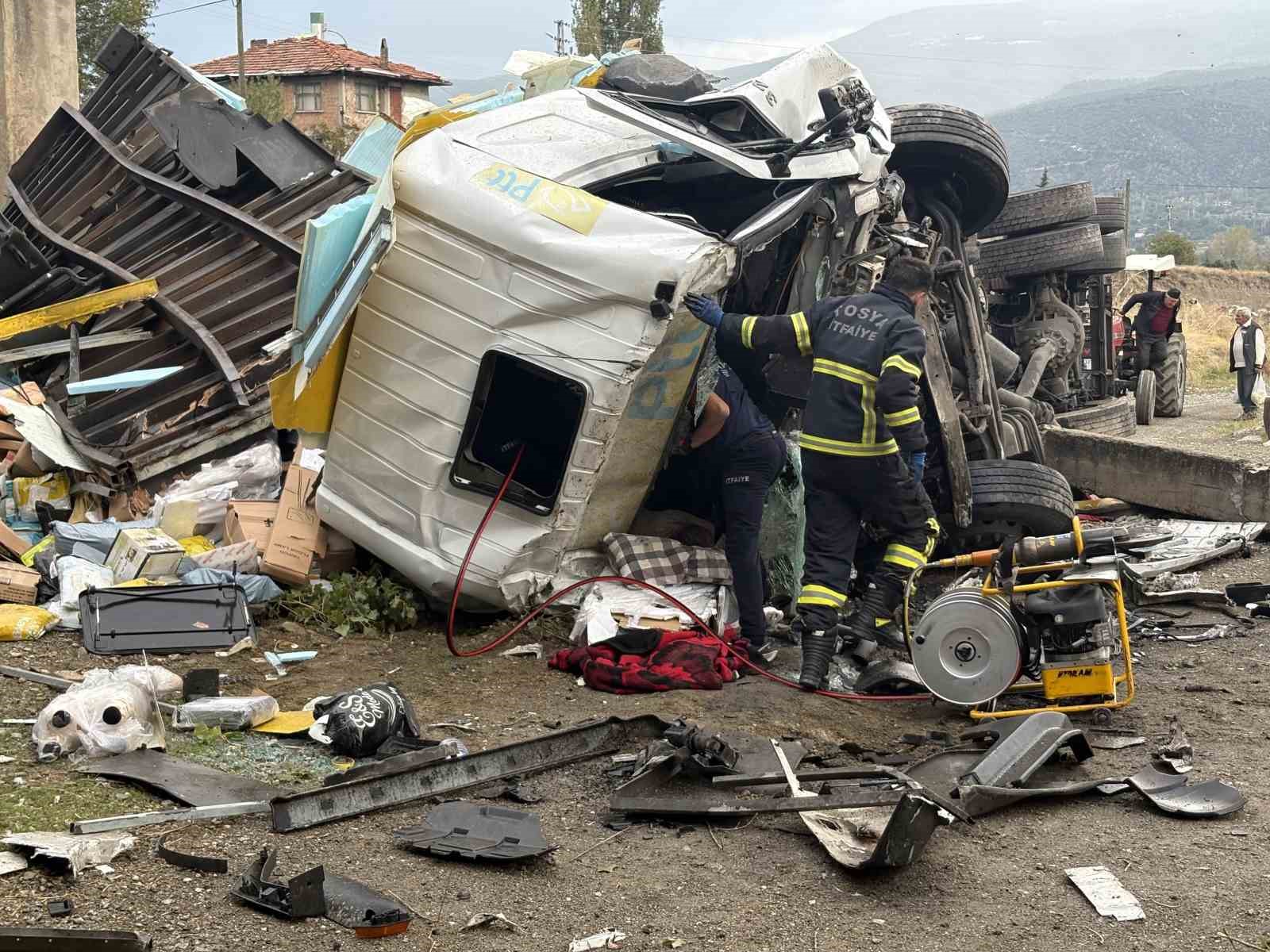 KASTAMONU'NUN TOSYA İLÇESİ D100 KARAYOLUNDA PTT'YE AİT KARGO TAŞIMA KAMYONUN, 25 METRE YÜKSEKLİKTEKİ KÖPRÜDEN AŞAĞI UÇTU.
