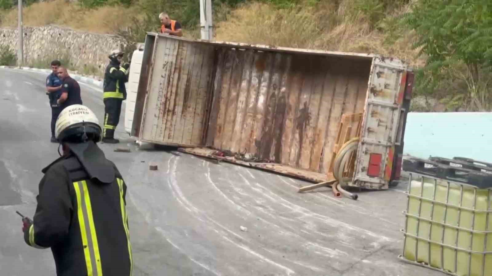 KOCAELİ'NİN DİLOVASI İLÇESİNDE ÇAMAŞIR SUYU TANKLARINI TAŞIYAN KAMYON DEVRİLDİ, KAZADA YARALANAN SÜRÜCÜ HASTANEYE KALDIRILDI.