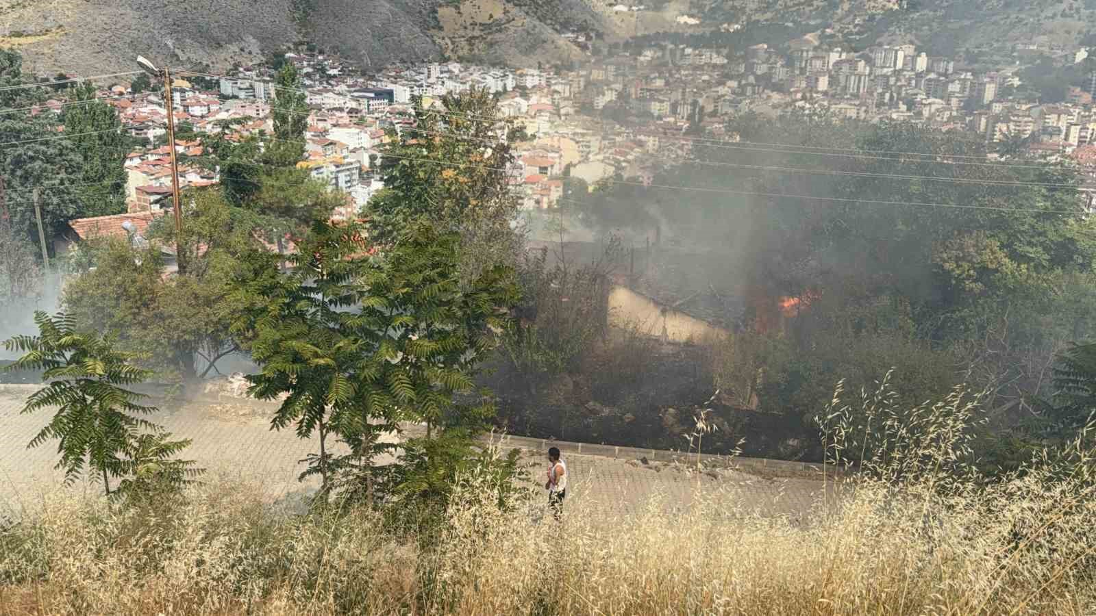 TOKAT’TA OTLUK ALANDA ÇIKAN YANGIN, RÜZGÂRIN ETKİSİYLE BÜYÜYEREK METRUK BİNAYA SIÇRADI.