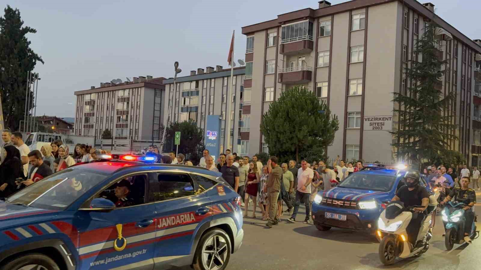 SAMSUN'UN VEZİRKÖPRÜ İLÇESİNDE BEDENSEL ENGELLİ İLYAS MERT ÇELİK'İN ASKERLİK HAYALİ, AİLESİ VE YAKINLARI TARAFINDAN DÜZENLENEN ÖZEL PROGRAMLA GERÇEĞE DÖNÜŞTÜ.