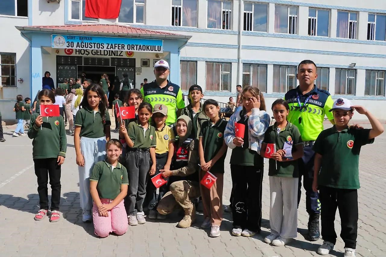 SİİRT'TE 600 ÖĞRENCİYE TRAFİK VE SİBER GÜVENLİK EĞİTİMİ VERİLDİ