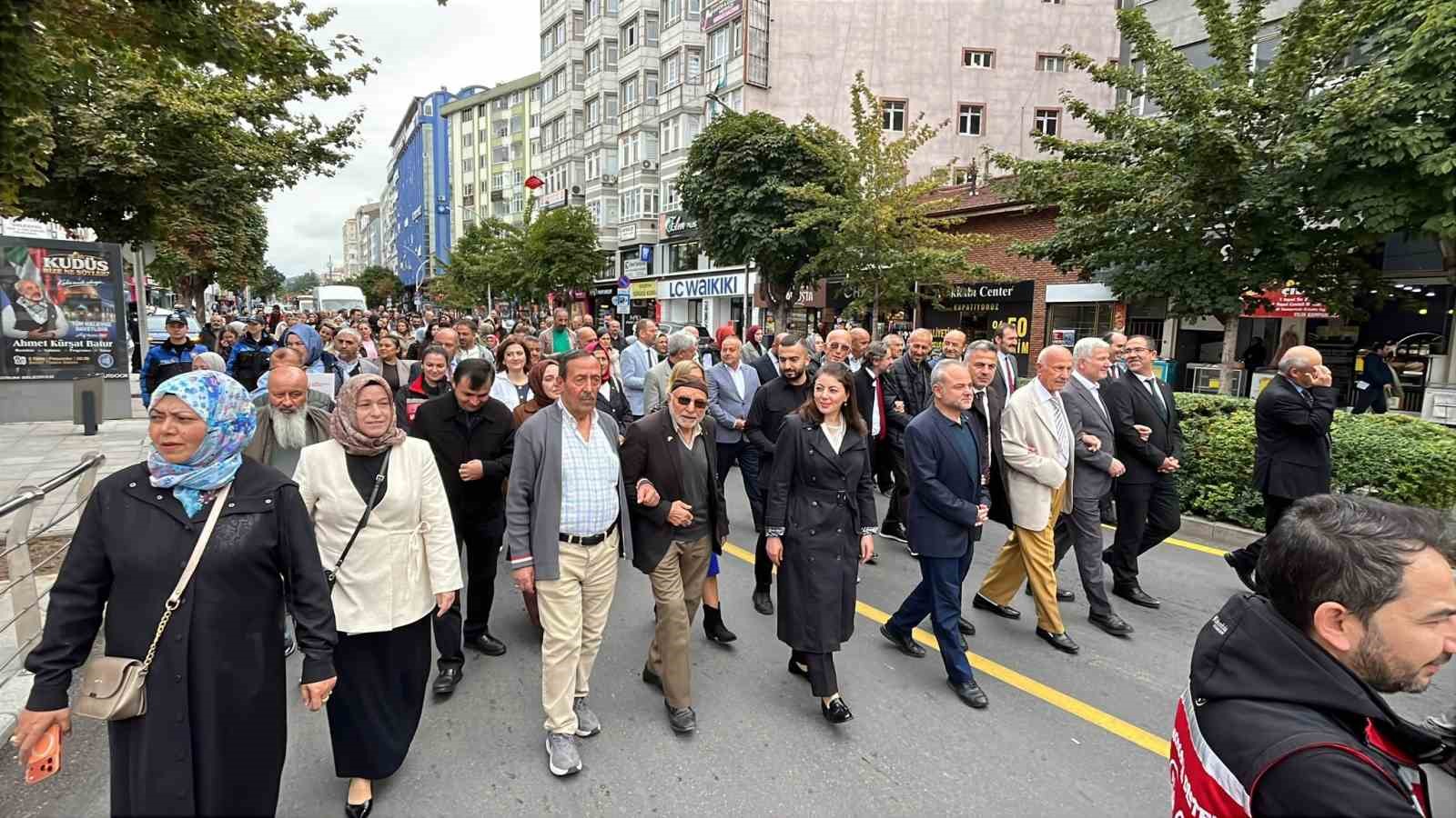 ÇORUMDA VATANDAŞLAR İLE PROTOKOL ÜYELERİ YAŞLILAR GÜNÜNÜ KORTEJLE GERÇEKLEŞTİRDİ