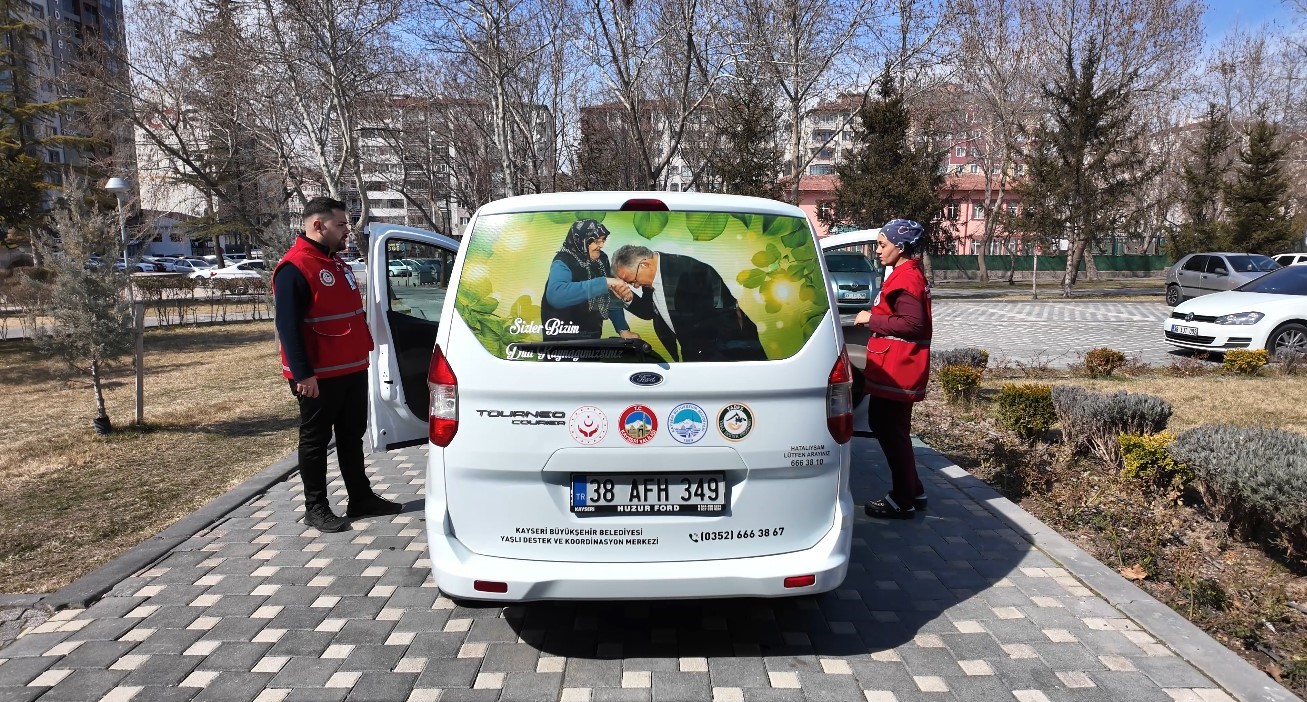 KAYSERİ BÜYÜKŞEHİR BELEDİYE BAŞKANI DR. MEMDUH BÜYÜKKILIÇ, 1 EKİM DÜNYA YAŞLILAR GÜNÜ DOLAYISIYLA YAYIMLADIĞI MESAJINDA, YAŞLI VE EMEKLİ VATANDAŞLARA YÖNELİK SOSYAL, EKONOMİK, SAĞLIK VE BAKIM DESTEKLERİNİ ANLATTI. BÜYÜKKILIÇ, EMEKLİLER KAFETERYALARI, YADES, ULU ÇINARLAR YAŞLI YAŞAM VE DAYANIŞMA MERKEZİ, HUZUREVİ VE HOBİ BAHÇELERİ, ALZHEİMER GÜNDÜZ YAŞAM MERKEZİ İLE EMEKLİ SOSYAL DESTEK PROJESİ GİBİ HİZMETLERLE BÜYÜKLERİN YAŞAM KALİTESİNİ YÜKSELTMEYE VE SOSYAL HAYATA AKTİF KATILIMLARINI DESTEKLEMEYE DEVAM ETTİKLERİNİ BELİRTTİ.