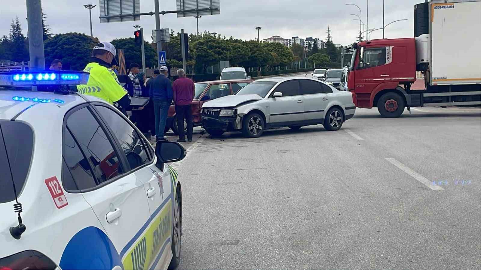 KARAMAN'DA İKİ OTOMOBİLİN KAVŞAKTA ÇARPIŞMASI SONUCU MEYDANA GELEN TRAFİK KAZASINDA 1 KİŞİ YARALANDI.