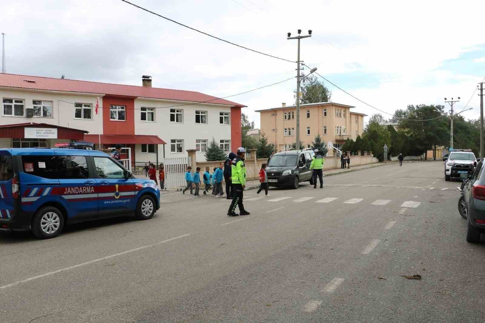 KÖY OKULLARININ ÇEVRELERİNDE GÜVENLİK TEDBİRLERİ ARTIRILDI