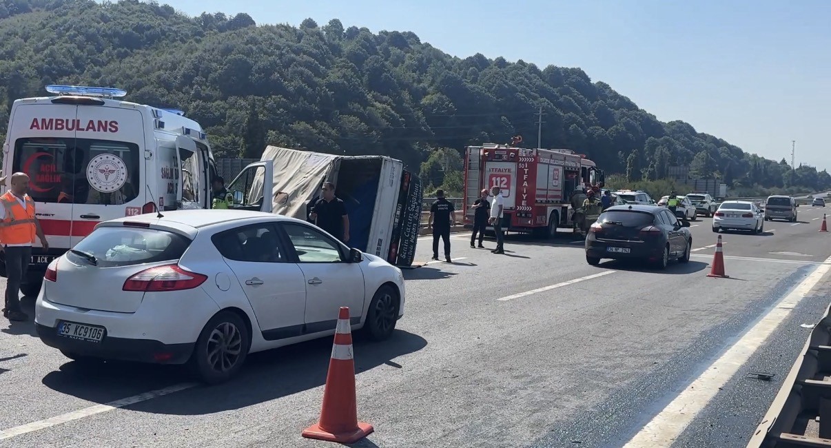 ANADOLU OTOYOLU ASARSUYU KÖPRÜSÜ ÜZERİNDE 2 TIR VE 1 KAMYONETİN KARIŞTIĞI ZİNCİRLEME KAZADA DEVRİLEN KAMYONETİN SÜRÜCÜSÜ YARALANDI.