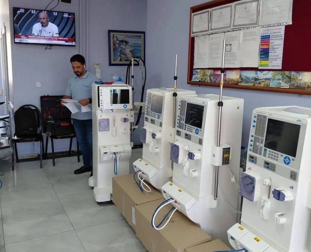 CİZRE DR. SELAHATTİİN CİZRELİOĞLU DEVLET HASTANESİ DİYALİZ ÜNİTESİ’NDEKİ TÜM CİHAZLAR SON TEKNOLOJİ SİSTEMLERLE YENİLENDİ. YENİ NESİL CİHAZLAR SAYESİNDE HASTALARIN TEDAVİ KONFORU VE YAŞAM KALİTESİ ARTIRILACAK.