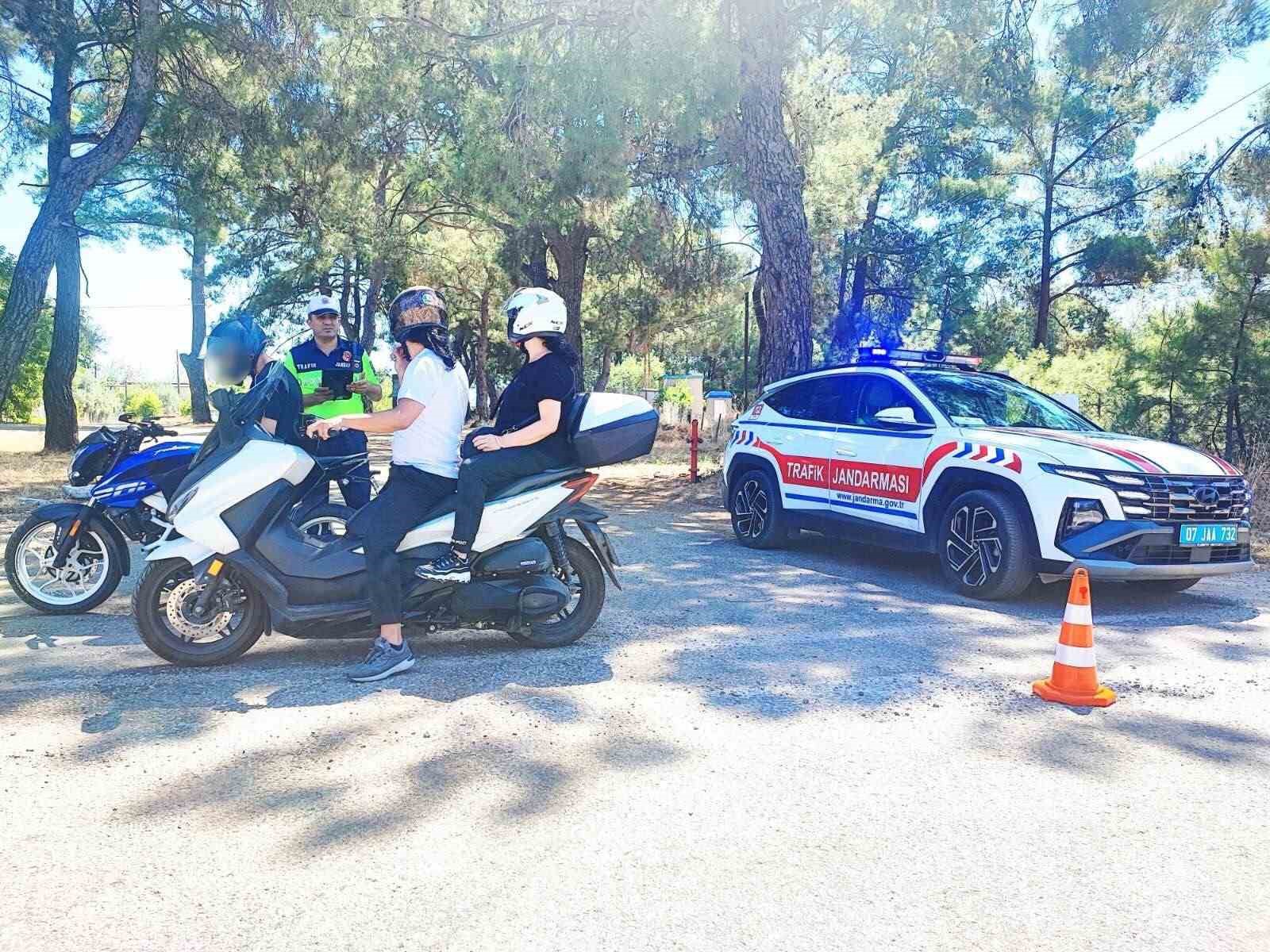 ANTALYA'DA MOTOSİKLET KAZALARININ ÖNLENMESİ VE TRAFİK GÜVENLİĞİNİN ARTIRILMASI AMACIYLA GERÇEKLEŞTİRİLEN DENETİMLERDE SON BİR HAFTADA 5 BİN 392 MOTOSİKLET VE SÜRÜCÜSÜ KONTROL EDİLDİ.