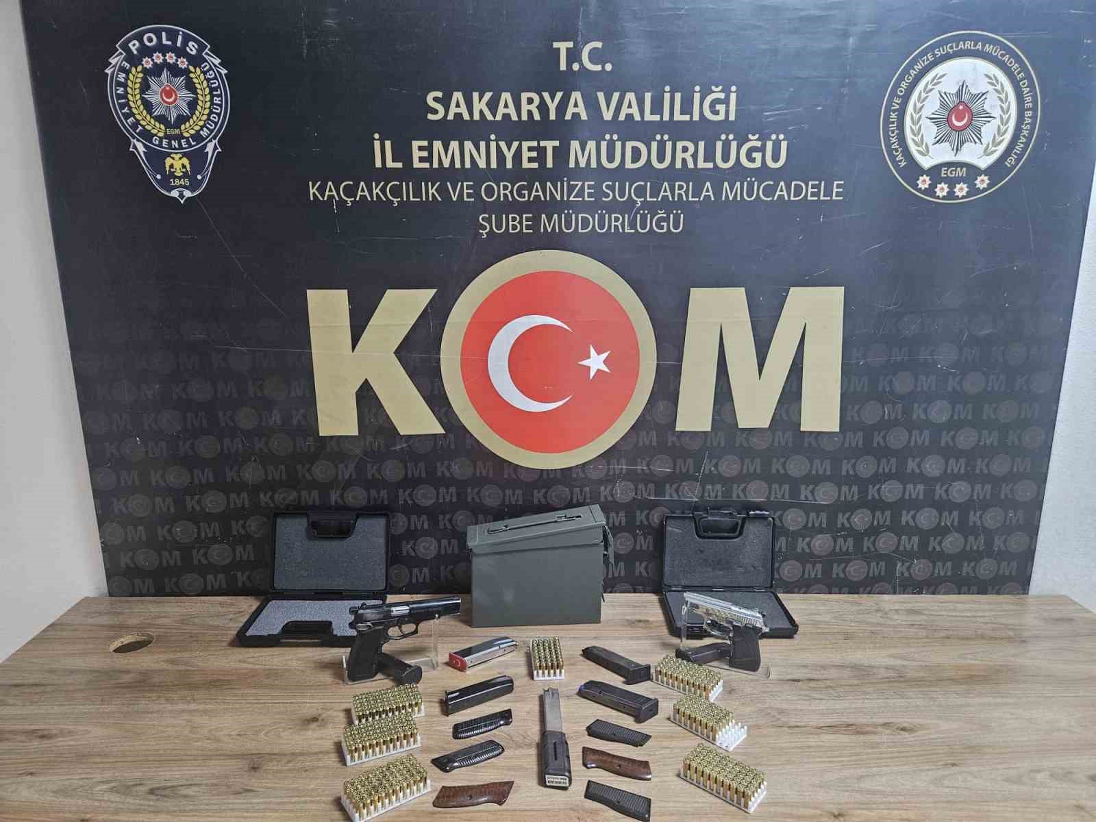 SAKARYA'DA POLİS EKİPLERİNCE 3 İLÇEDE 272 PERSONELİN KATILIMIYLA DÜZENLENEN 'SOKAKLAR GÜVENDE' OPERASYONLARINDA 19 ŞÜPHELİ YAKALANDI. YAPILAN ARAMALARDA ÇOK SAYIDA UYUŞTURUCU MADDE, SİLAH VE MÜHİMMAT ELE GEÇİRİLDİ.