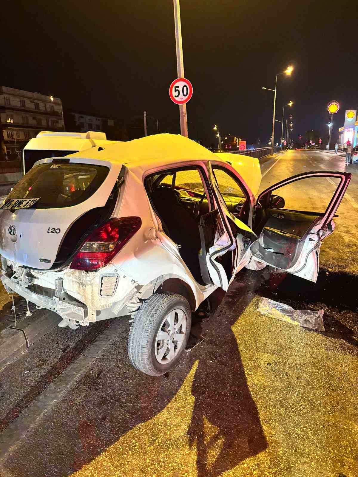 BURSA'DA 17 YAŞINDAKİ GENÇ KAZADA ÖLDÜ. MAKAS ATMA ANI KAMERAYA YANSIDI
