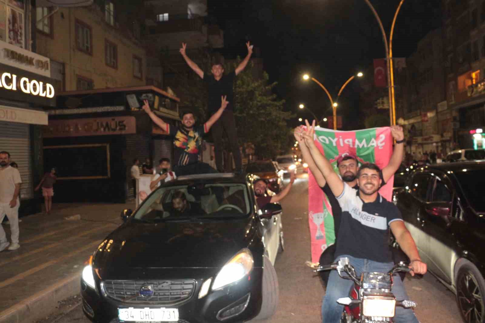 TRENDYOL SÜPER LİG’İN 6. HAFTASINDA AMED SPORTİF FAALİYETLER’İN SAHASINDA BEŞİKTAŞ’I 3-2 MAĞLUP ETMESİ, DİYARBAKIR’IN YANI SIRA ŞIRNAK’IN CİZRE İLÇESİNDE DE SOKAKLARI PANAYIR ALANINA ÇEVİRDİ.