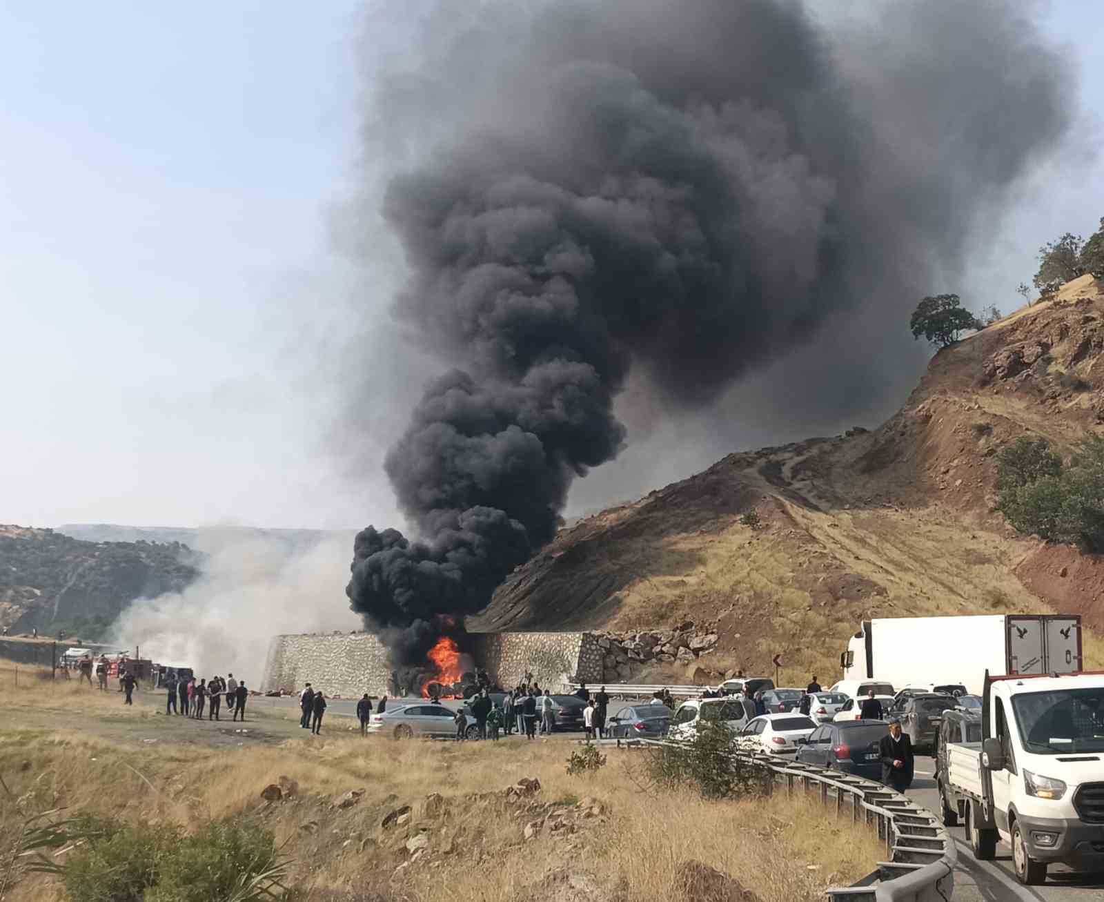 BİTLİS-DİYARBAKIR KARA YOLUNUN BAYKAN ÇIKIŞINDA MEYDANA GELEN TRAFİK KAZASINDA DUVARA ÇARPAN TIR ALEV ALDI. KISA SÜREDE YANMAYA BAŞLAYAN ARAÇ KULLANILAMAZ HALE GELİRKEN, YARALANAN SÜRÜCÜ HASTANEYE KALDIRILDI.
