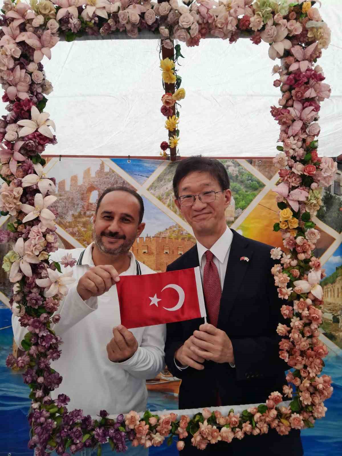 ALANYA BELEDİYESİ, BEYPAZARI ULUSLARARASI ŞEHİR FESTİVALİ’NDE AÇTIĞI STANTLA KENTİN KÜLTÜREL MİRASINI, YEREL ÜRETİM DEĞERLERİNİ VE EL SANATLARINI TANITTI. İPEK VE MUZ LİFİNDEN HAZIRLANAN ÜRÜNLER, FESTİVAL ZİYARETÇİLERİNDEN YOĞUN İLGİ GÖRDÜ.