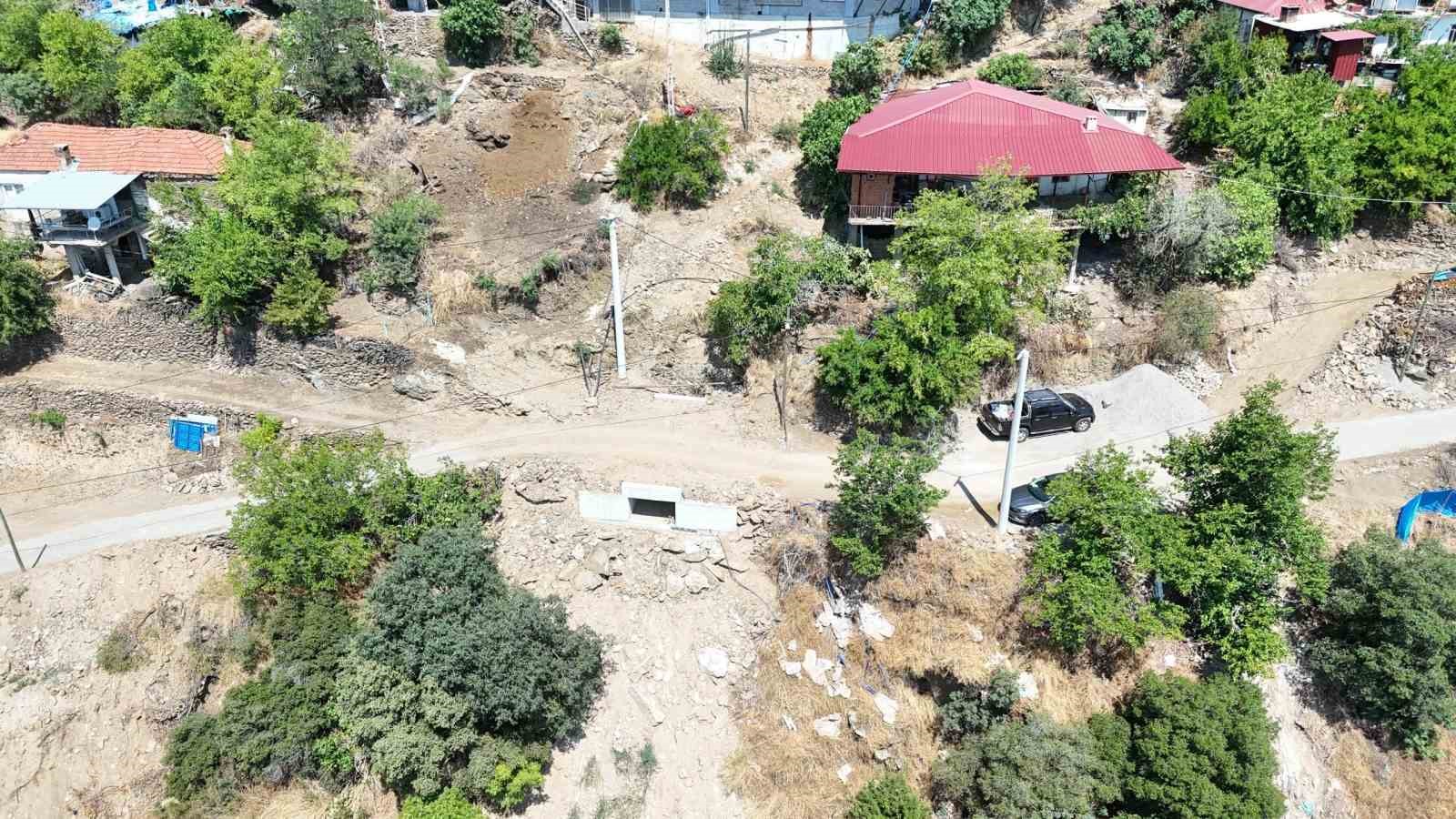 NAZİLLİ BELEDİYESİ, MERKEZ VE KIRSAL MAHALLELERDE SÜRDÜRDÜĞÜ YOL YAPIM, BAKIM VE ONARIM ÇALIŞMALARI KAPSAMINDA SAMAİLİ MAHALLESİ’NDE ULAŞIM GÜVENLİĞİNİ TEHDİT EDEN BÖLGEDE SUYUN KONTROLLÜ ŞEKİLDE TAHLİYE EDİLMESİ VE YOLUN ZARAR GÖRMESİNİN ÖNLENMESİ AMACIYLA MENFEZ İNŞA ETTİ.
