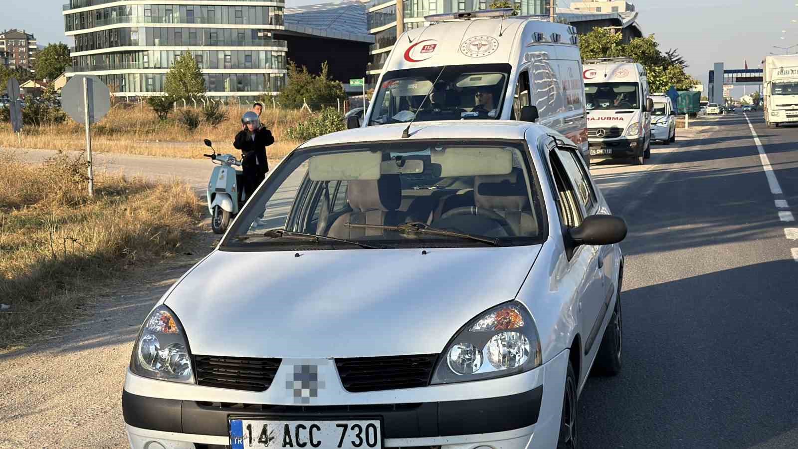 BOLU’DA, D-100 KARA YOLUNDA MOTOSİKLET İLE OTOMOBİLİN ÇARPIŞTIĞI KAZADA 2 KİŞİ YARALANDI.