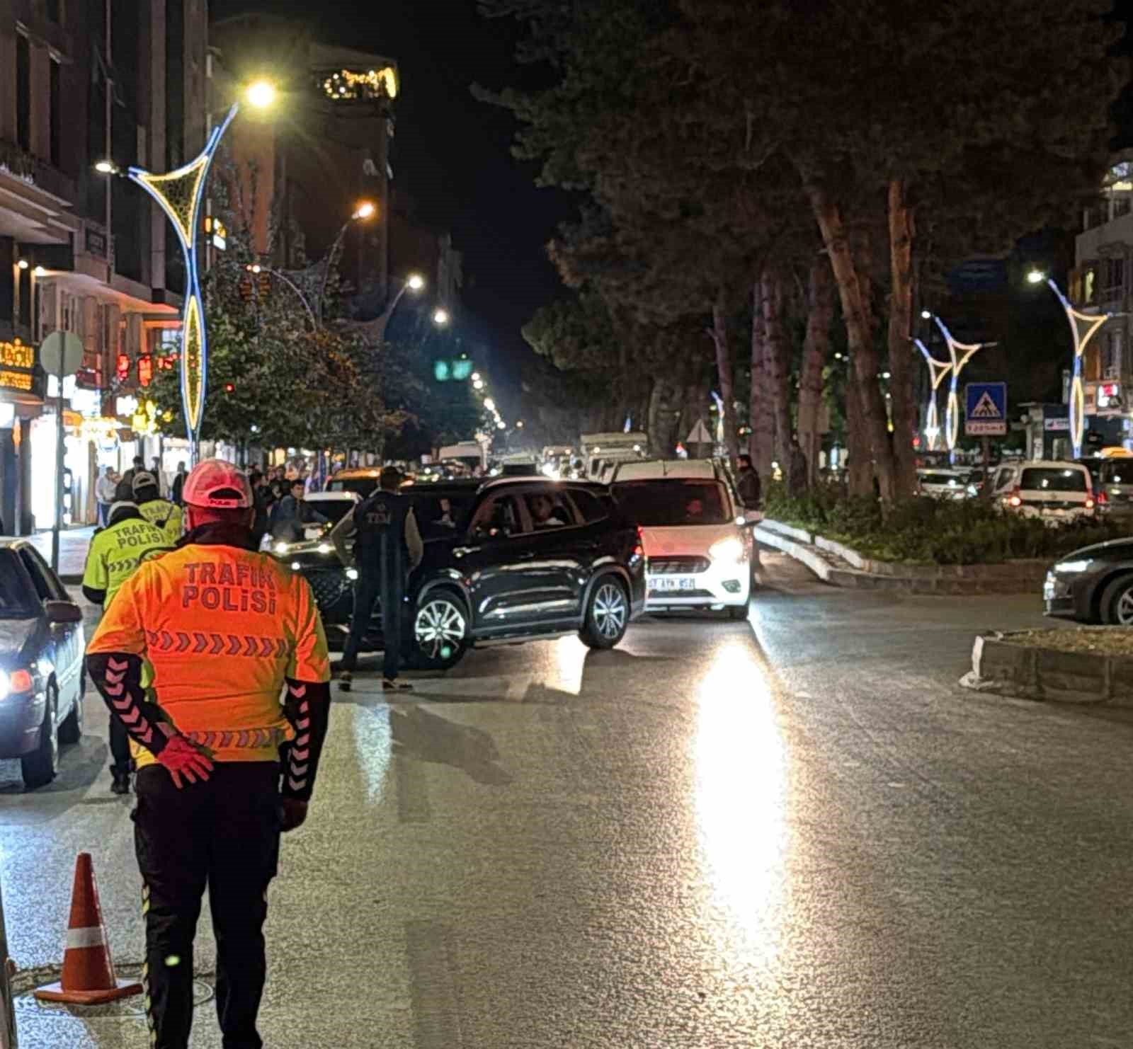 BİTLİS'İN TATVAN İLÇESİNDE POLİS EKİPLERİNCE "HUZUR VE GÜVEN" UYGULAMASI GERÇEKLEŞTİRİLDİ. İLÇENİN FARKLI NOKTALARINDA YAPILAN DENETİMLERDE YAKLAŞIK 500 ŞAHIS İLE 200 ARAÇ KONTROL EDİLDİ.