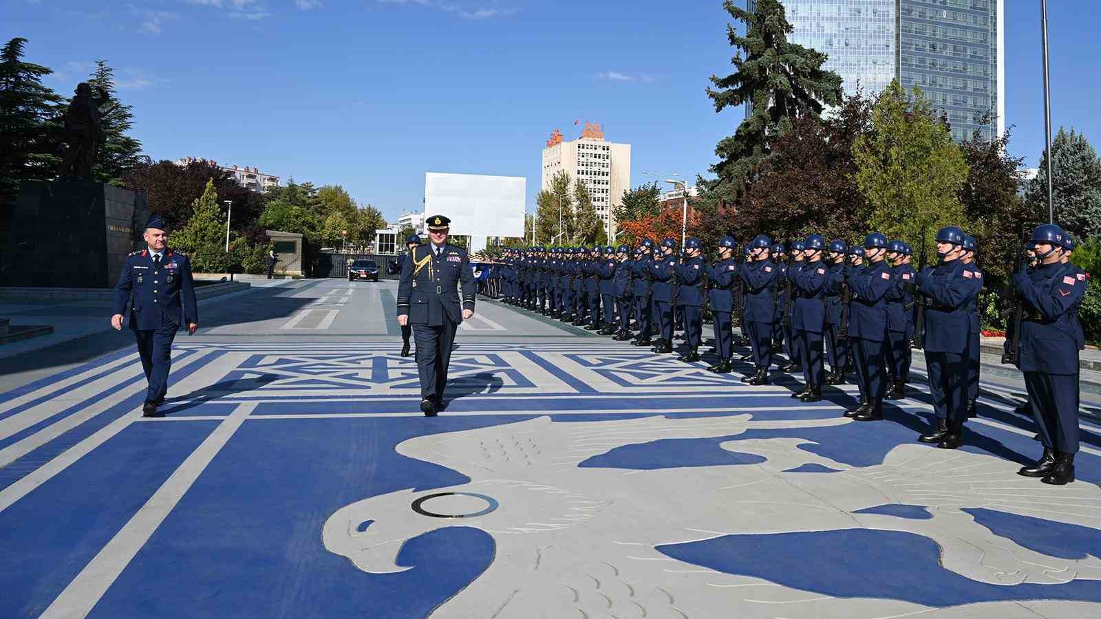 HAVA KUVVETLERİ KOMUTANI ORGENERAL RAFET DALKIRAN, BİRLEŞİK KRALLIK HAVA KUVVETLERİ KOMUTANI ORGENERAL SİR HARV SMYTH İLE GÖRÜŞTÜ.