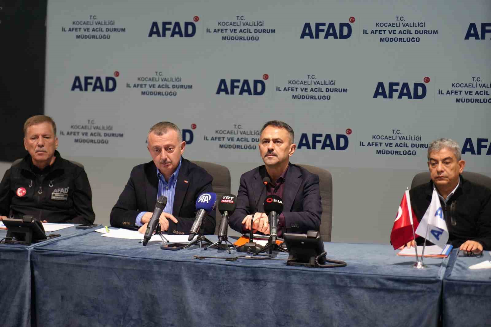 KOCAELİ'DE ETKİLİ OLAN SAĞANAK YAĞIŞIN ARDINDAN SELDEN ZARAR GÖREN VATANDAŞLAR İÇİN HASAR TESPİT VE YARDIM ÇALIŞMALARI SÜRÜYOR. KOCAELİ VALİSİ İLHAMİ AKTAŞ, ACİL İHTİYAÇLARIN KARŞILANMASI AMACIYLA AFETZEDELERİN HESAPLARINA ONAR BİN LİRA YATIRILMAYA BAŞLANDIĞINI AÇIKLADI. BÜYÜKŞEHİR BELEDİYE BAŞKANI TAHİR BÜYÜKAKIN İSE SELDEN ETKİLENEN HANELERE 20 BİN, ESNAFA 40 BİN LİRA NAKİT DESTEK SAĞLANDIĞINI BİLDİRDİ.