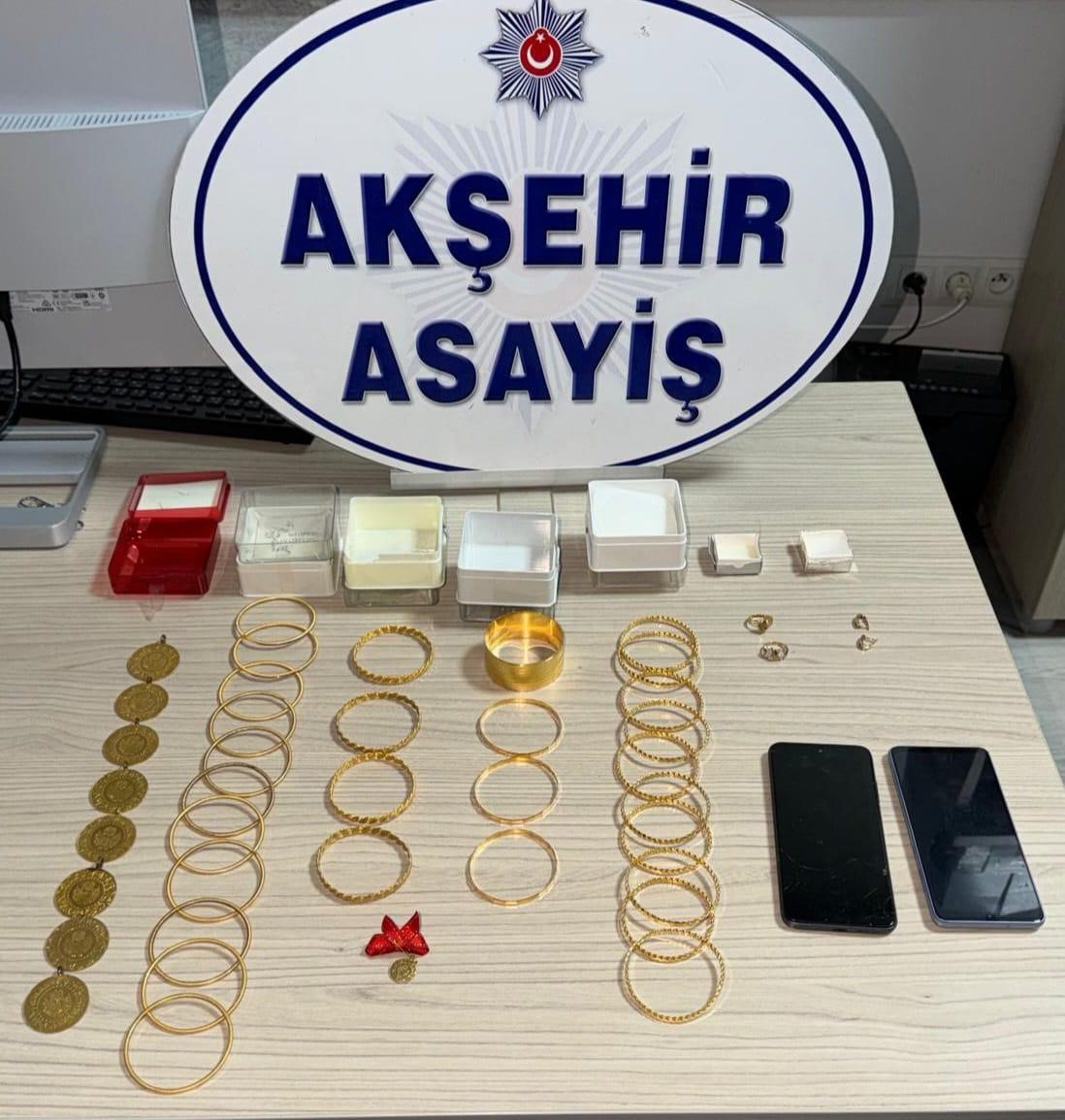 MANİSA’DA KENDİNİ HAKİM/SAVCI VE POLİS OLARAK TANITAN VE BİR VATANDAŞI DOLANDIRILAN ŞÜPHELİLER, KONYA’NIN AKŞEHİR İLÇESİNDE POLİS TARAFINDAN YAKLAŞIK 4,5 MİLYON DEĞERİNDE ALTIN İLE YAKALANDI.