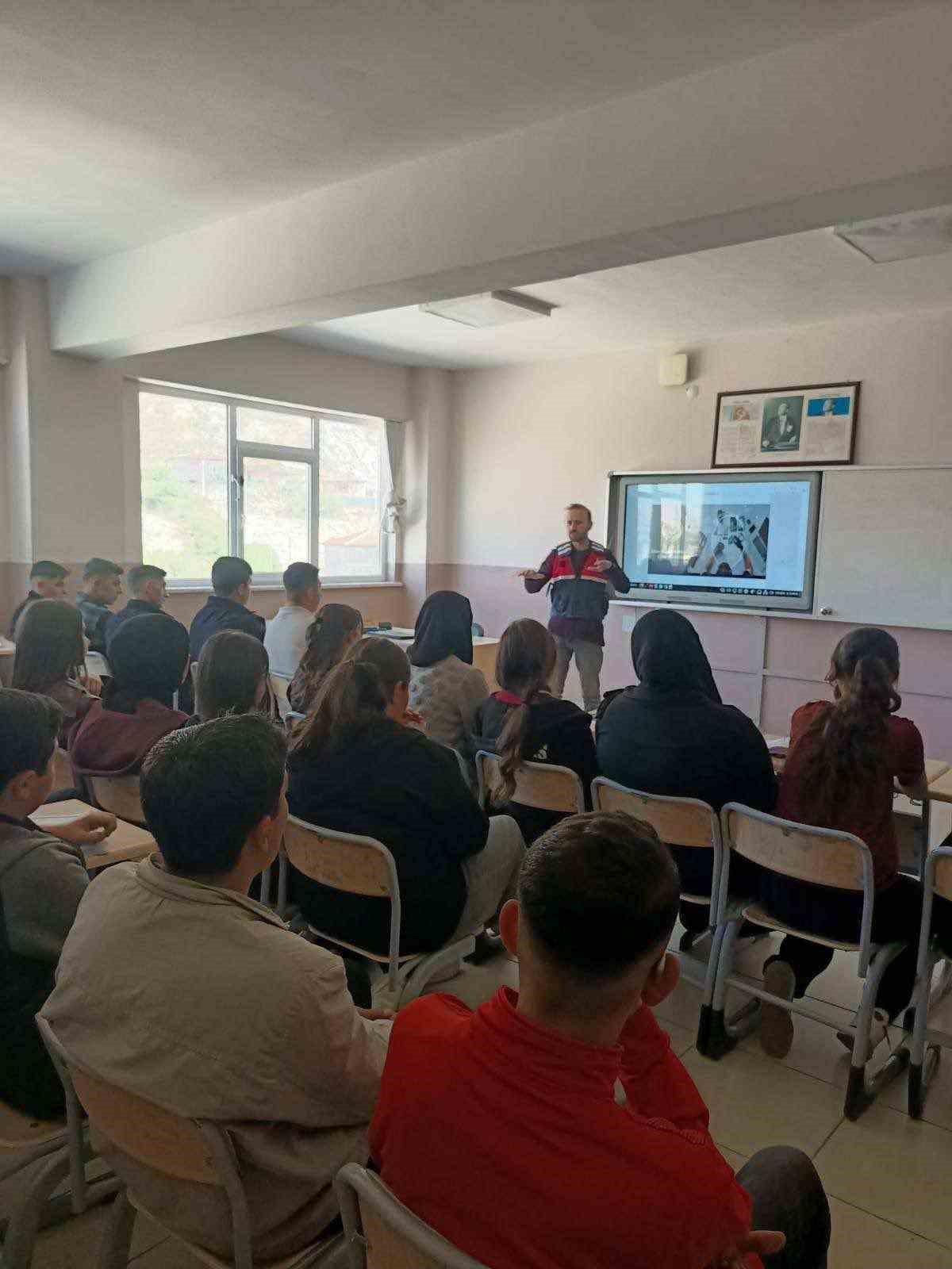 AFYONKARAHİSAR’IN DİNAR İLÇESİNDE JANDARMA EKİPLERİ TARAFINDAN ÖĞRETMEN VE ÖĞRENCİLERE YÖNELİK SİBER GÜVENLİK VE GÜVENLİ İNTERNET KULLANIMI KONUSUNDA BİLGİLENDİRME FAALİYETİ GERÇEKLEŞTİRİLDİ.