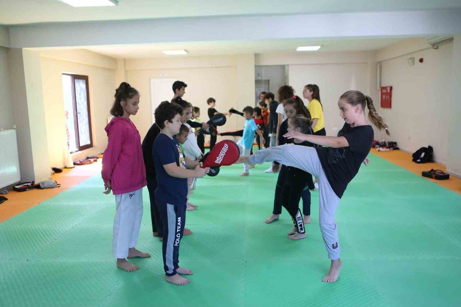 BURSA BÜYÜKŞEHİR BELEDİYESİ TARAFINDAN DÜZENLENEN KIŞ SPOR OKULLARI’NDA YENİ DÖNEM 3 EKİM CUMARTESİ GÜNÜ BAŞLIYOR. 4-16 YAŞ ARALIĞINDAKİ ÇOCUKLARI KAPSAYAN EĞİTİMLER, 12 FARKLI BRANŞTA GERÇEKLEŞTİRİLECEK.