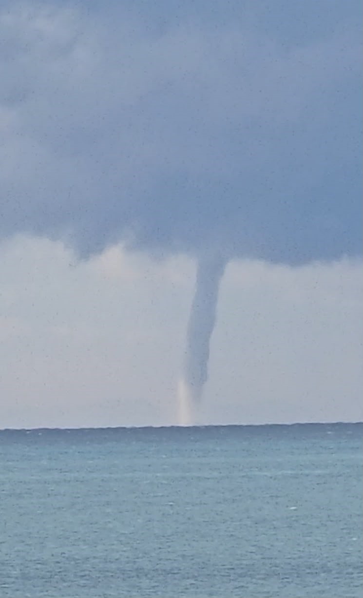 METEOROLOJİNİN UYARISINI YAPTIĞI YAĞIŞLI HAVANIN ARA ARA ETKİLİ OLDUĞU MERSİN'İN KIYILARINDAN AKDENİZ'DE OLUŞAN HORTUM GÖRÜNTÜLENDİ. BİR SÜRE ETKİLİ OLAN HORTUM KIYIYA YAKLAŞMADAN YOK OLDU.