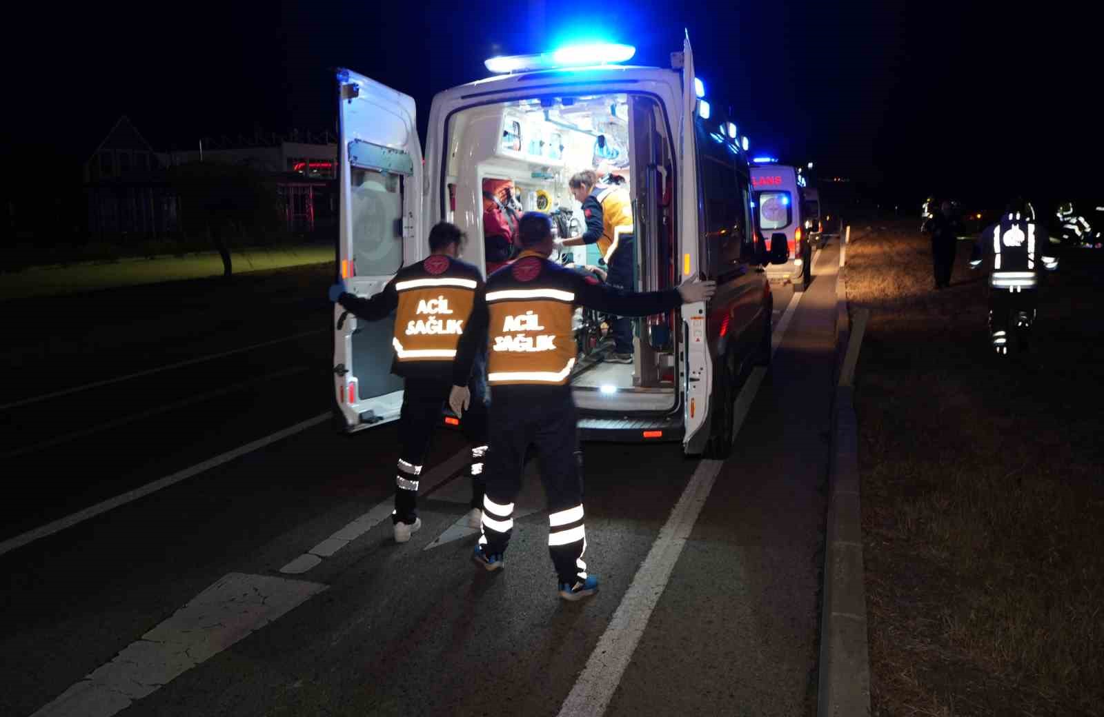 EDİRNE'DE METRELERCE SAVRULARAK TAKLA ATAN OTOMOBİLDE SÜRÜCÜ AĞIR, TOPLAM 3 KİŞİ YARALANDI