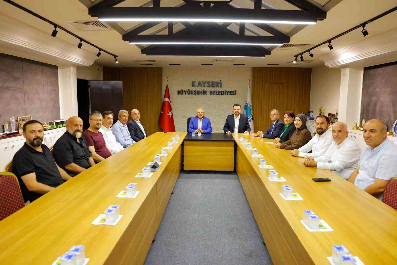 KAYSERİ BÜYÜKŞEHİR BELEDİYE BAŞKANI DR. MEMDUH BÜYÜKKILIÇ, AK PARTİ TEŞKİLATLARINDAN SİVİL TOPLUM KURULUŞLARINA VE FİNANS SEKTÖRÜNÜN TEMSİLCİLERİNE KADAR ŞEHRİN FARKLI KESİMLERİNDEN GELEN KONUKLARINI MAKAMINDA AĞIRLADI. BÜYÜKKILIÇ, KAYSERİ’NİN ORTAK AKIL VE İSTİŞARE KÜLTÜRÜYLE GELİŞMESİ İÇİN KENTTEKİ FARKLI PAYDAŞLARLA TEMASLARINI SÜRDÜRDÜ.