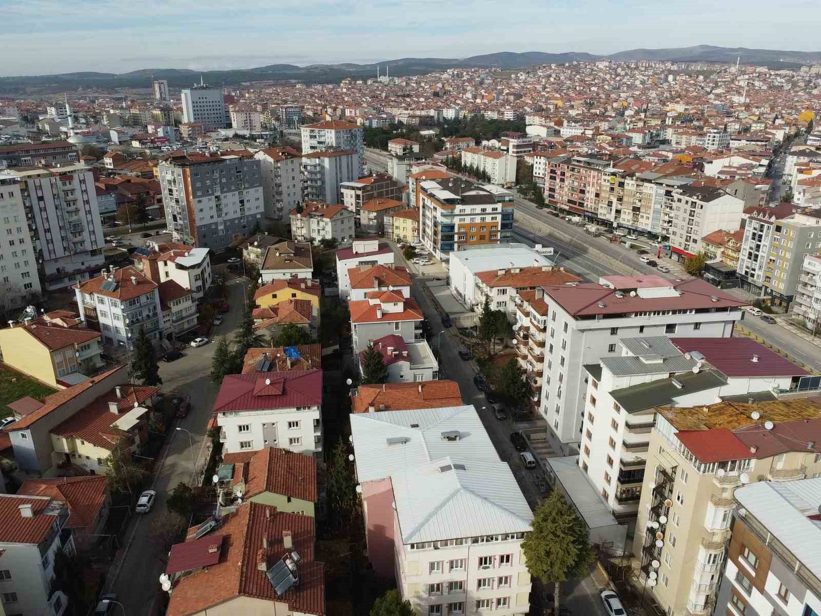 TÜRKİYE İSTATİSTİK KURUMU’NUN YAYIMLADIĞI KONUT SATIŞ İSTATİSTİKLERİNE GÖRE, UŞAK’TA GEÇEN YIL TEMMUZ AYINDA 601 KONUT SATILIRKEN, BU YILIN AYNI AYINDA SATIŞLAR 12 ADET AZALARAK 589 OLDU.