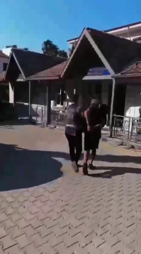 HATAY’DA 5 FARKLI HIRSIZLIĞIN FAİLİ OLAN MOTOSİKLETLİ 3 HIRSIZ, KAMERA GÖRÜNTÜLERİNE YAKALANMALARININ ARDINDAN POLİS EKİPLERİ TARAFINDAN GÖZALTINA ALINDILAR.